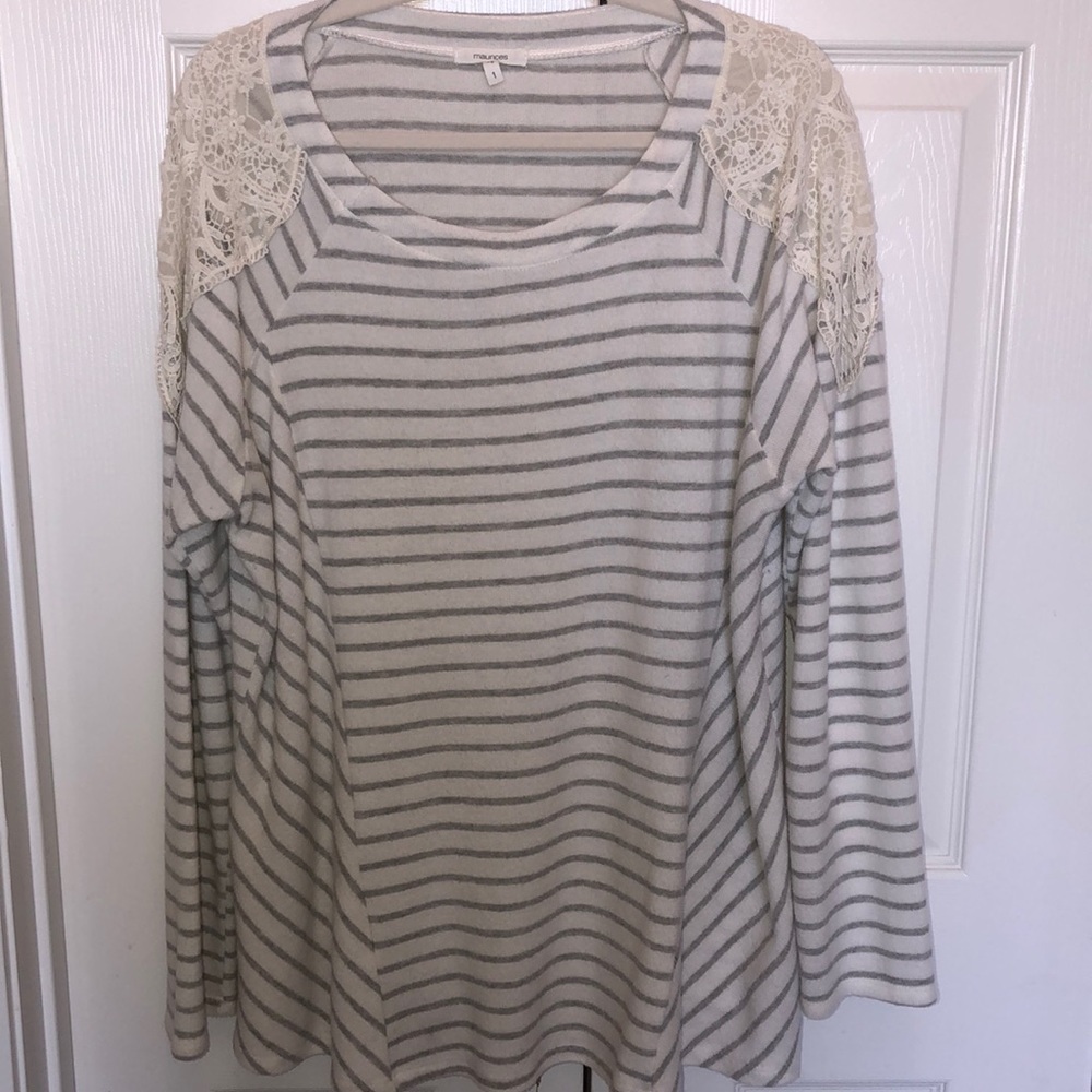 Stripped sweater with lace on shoulders